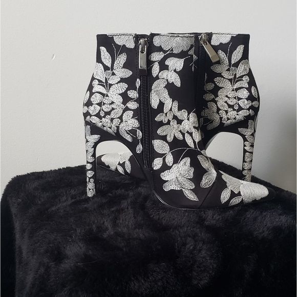 🌟HOSTPICK🌟Zara Floral Black&White High Heels - Picture 2 of 9